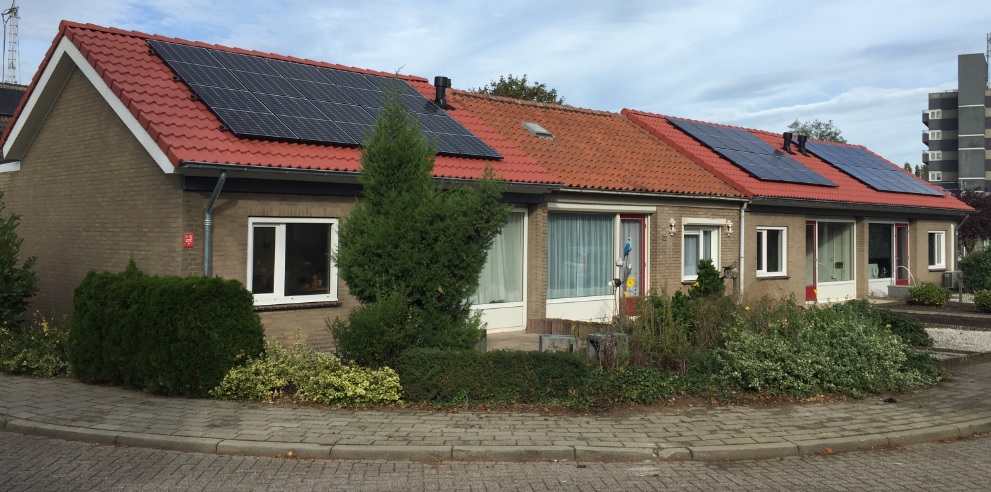Rijwoningen met zonnepanelen op het dak