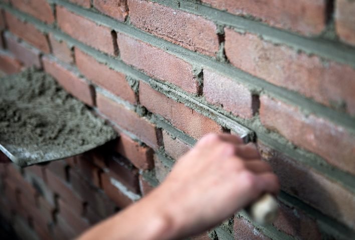 Voeger herstelt voegwerk van metselwerk